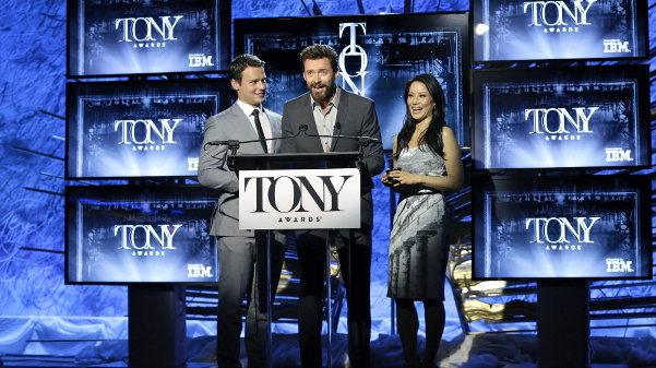 El actor australiano Hugh Jackman hace una aparición por sorpresa en la ceremonia de anuncio de los nominados a los premios Tony, en presencia de los actores Jonathan Groff y Lucy Liu