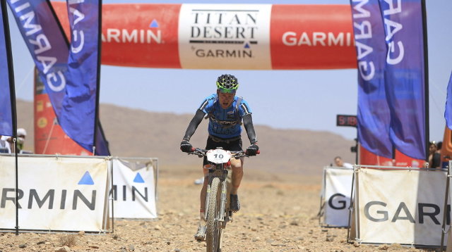 Eel ciclista del equipo en ruta Sky Dubai, Óscar Pujol, a su entrada a la meta en primera posición, en la tercera etapa de la Titan Desert