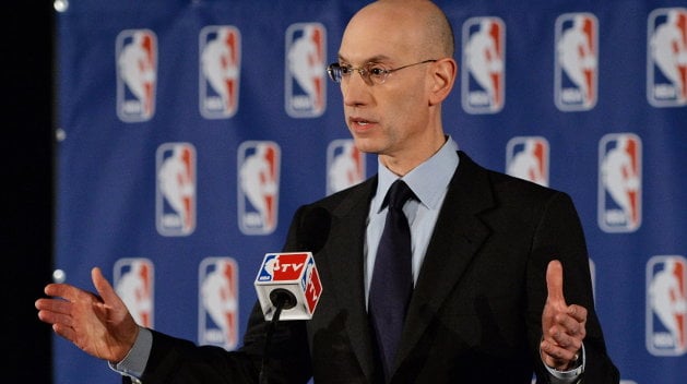 El comisionado de la NBA, Adam Silver, habla en rueda de prensa