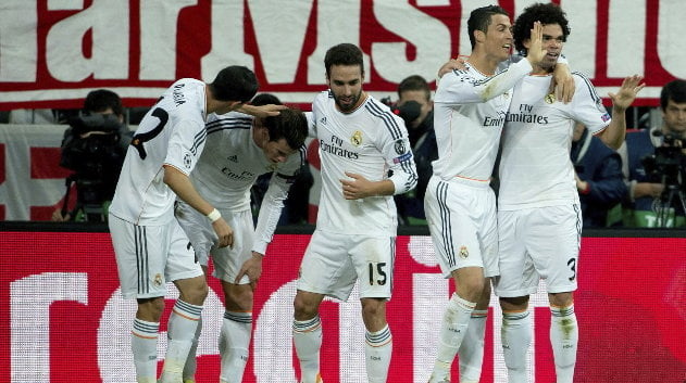 El delantero portugués del Real Madrid Cristiano Ronaldo celebra con sus compañeros el tercer gol conseguido ante el Bayern Múnich