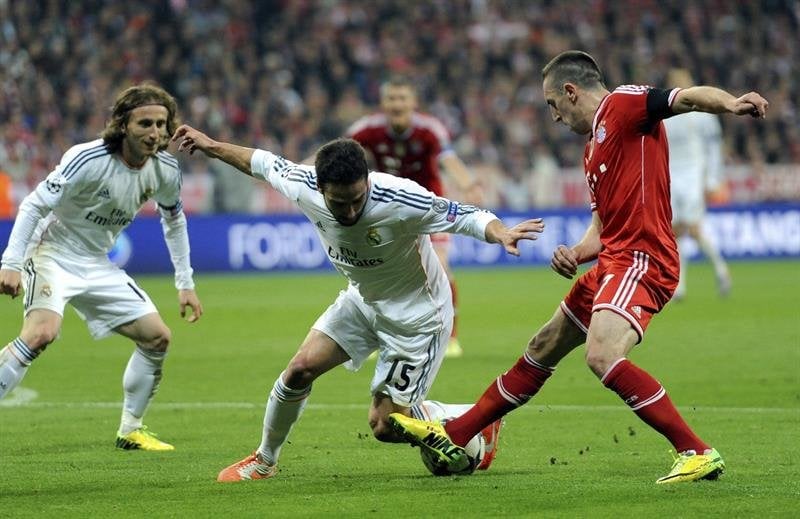 El defensa del Real Madrid Daniel Carvajal (c) pelea por el control del balón con el centrocampista francés del Bayern Múnich, Franck Ribery