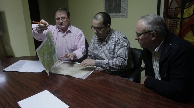 Joaquín Moldes, Manuel Veiga y Manuel Vázquez, representando a los vecinos de Punxín (MIGUEL ÁNGEL)