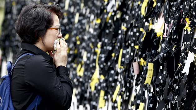  Una mujer llorar durante una ceremonia en tributo a las víctimas del naufragado ferri surcoreano Sewol, junto a un altar en el parque Ansan Hwarang de Ansan