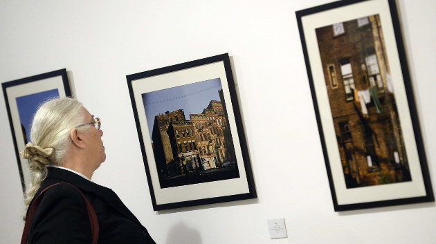 Una mujer mira las fotos del fotógrafo húngaro Gyula Halasz, conocido como Brassai, en su exposición en Valladolid
