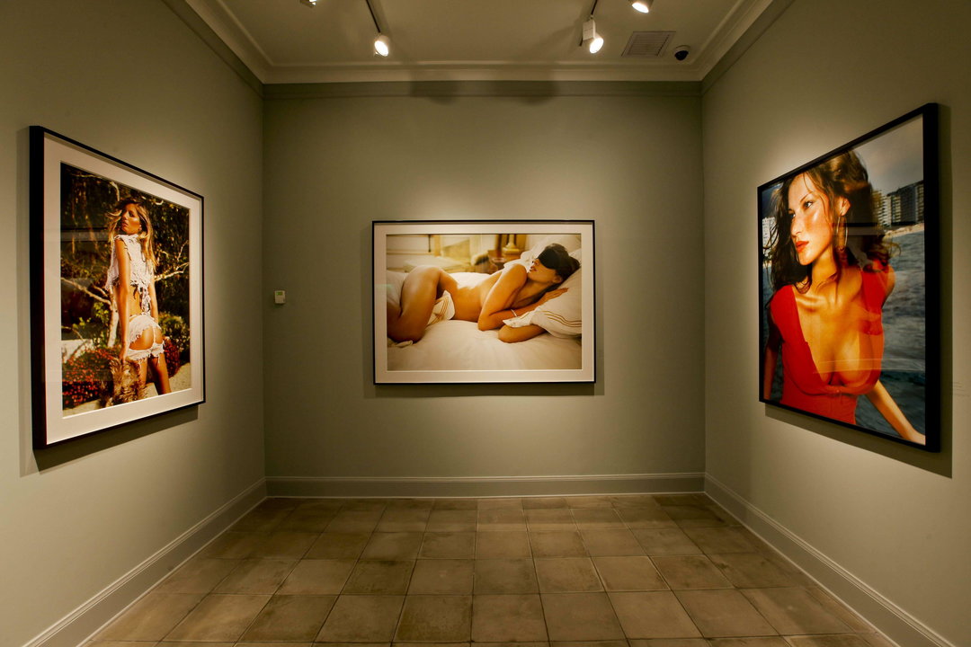 Foto cedida por el Museo Mario Testino (MATE), donde se observa la sala con fotos dedicadas a la modelo Gisele Bünchden en Lima