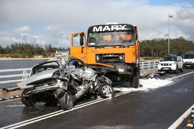 GRA280. VILAGARCÍA DE AROUSA (PONTEVEDRA), 03/04/2014.- Estado en el que han quedado el camión y el coche que han chocado esta tarde en el puente de A Illa de Arousa, en un accidente en el que ha fallecido un varón de 20 años, C.H.N.G.. El siniestro ha obligado a cortar el tráfico en el puente. EFE/Sxenick