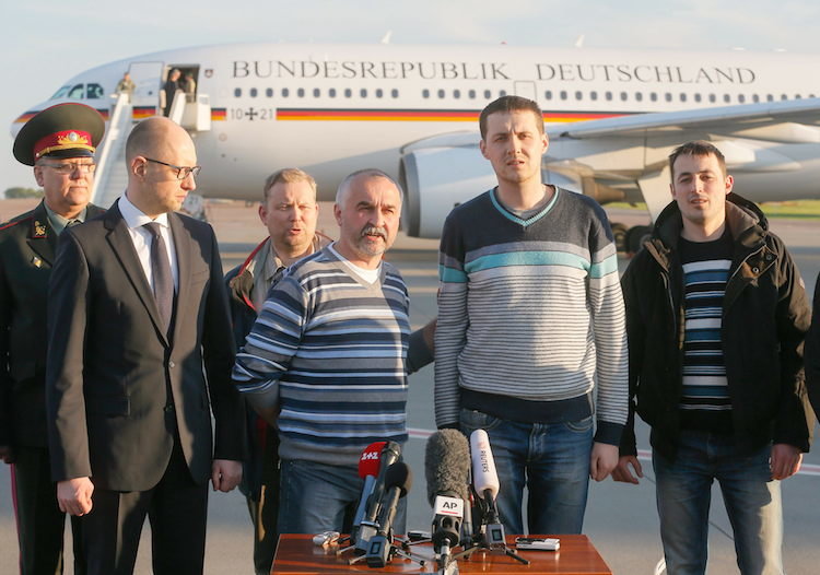KIV24. Kiev (Ukraine), 03/05/2014.- Ukrainian Prime Minister Arseniy Yatsenyuk (2-L) and freed Ukrainian officers, members of OSCE military observers group speak with journalists at the Kiev's airport Boryspil, Ukraine, 03 May 2014. Pro-Russian separatists in eastern Ukraine released a team of military observers of the OSCE which include German, Danish, Polish and Czech nationals that have been held in the city of Slaviansk since April 25, when they were detained by separatists who accused them of spying for NATO. (Ucrania) EFE/EPA/SERGEY DOLZHENKO