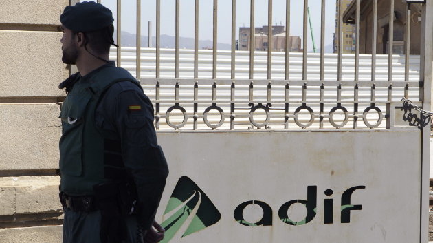  Un agente de la Guardia Civil custodia el acceso a la sede en Barcelona del gestor de infraestructuras Adif en la Sagrera