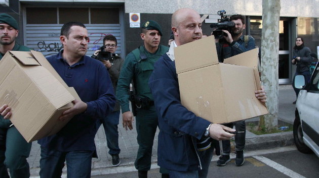 Agentes de la Guardia Civil salen con cajas hoy de la sede en Barcelona de la contratista Isolux Corsán