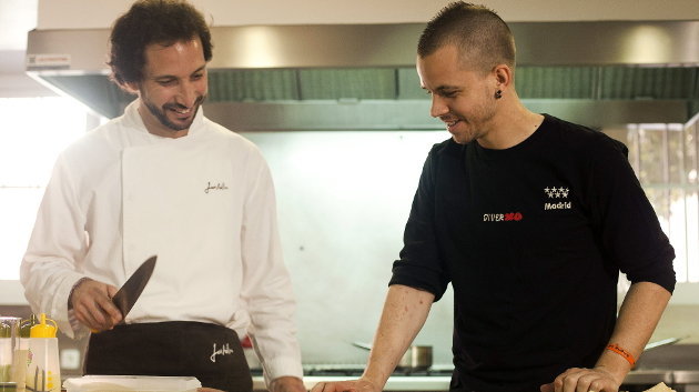El cocinero madrileño David Muñoz (d), tres estrellas Michelin, acompañado por el lisboeta José Avillez