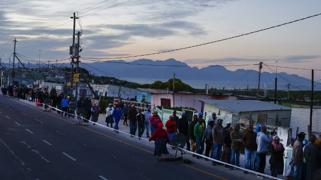 Una multitud de votantes espera ante un colegio electoral en la localidad de Khayelitsha