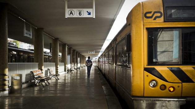 Un hombre pasa por delante de un tren estacionado en la estación de ferrocarriles de Santa Apolonia, en Lisboa