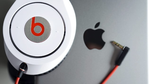 Unos auriculares de la empresa de sonido Beats Audio permanecen sobre un iPad Mini en Bamberg 