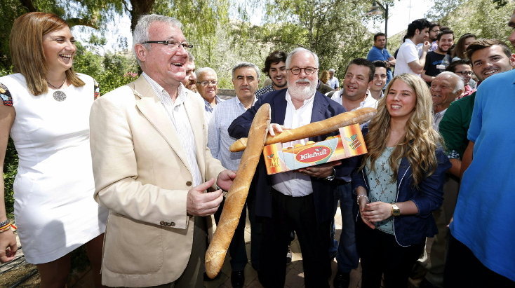 El candidato número 1 del Partido Popular a las elecciones europeas, Miguel Arias Cañete, junto al candidato numero 6, Ramón Luis Valcárcel (2i), y la alcaldesa de Archena Patricia Fernández (1i), reciben como regalo una caja de albaricoques de Archena y unas barras de pan