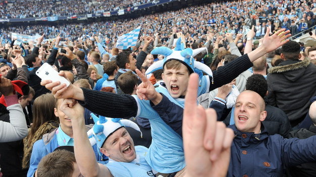 Seguidores del Manchester City celebrando el triunfo en la Premier