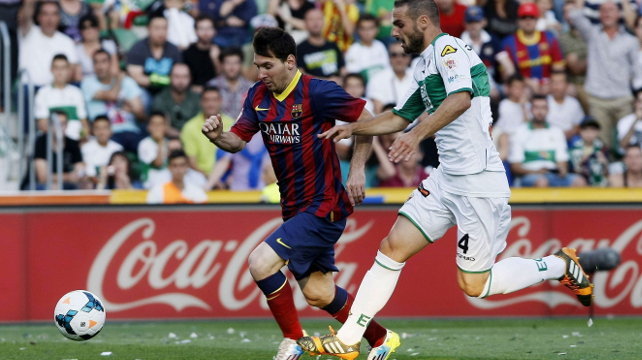 El delantero argentino del FC Barcelona Lionel Messi avanza con el balón ante el defensa del Elche David Lombán 