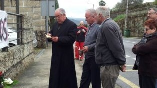 Los feligreses y el párroco de Punxín el pasado marzo