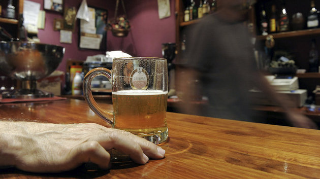 Un hombre consume una cerveza en un bar
