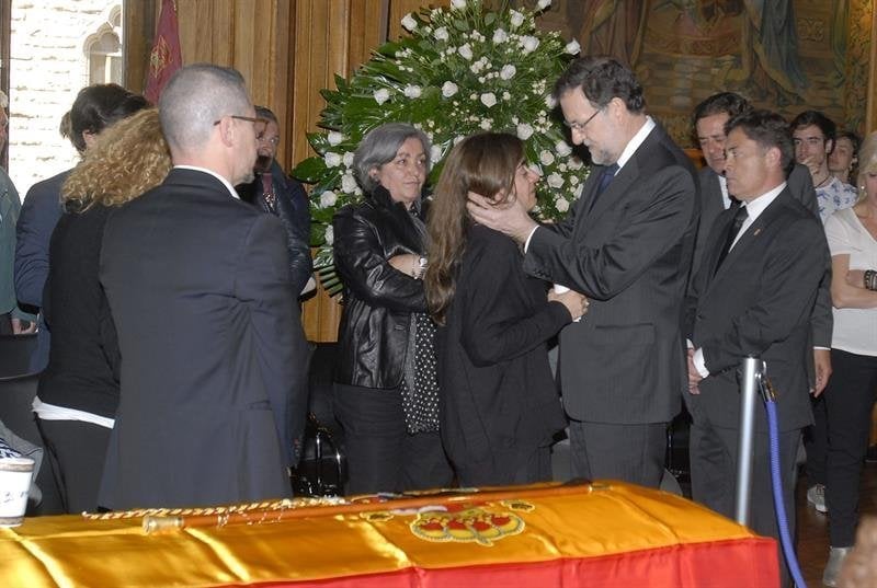 El presidente del Gobierno, Mariano Rajoy, da el pésame a la hija de la presidenta de la Diputación y del PP provincial, Isabel Carrasco