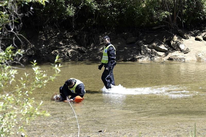 Varios mandos de los Grupos Especiales de Operaciones (GEO) de la Policía Nacional inspeccionan el río Bernesga, en León