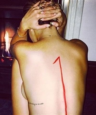 Rita Ora celebra que su single es número 1 con una foto desnuda
