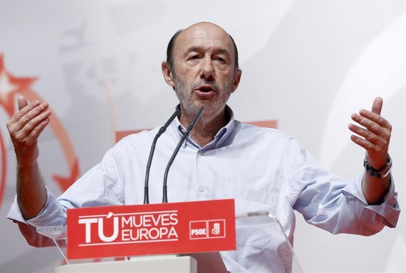 El secretario general del PSOE, Alfredo Pérez Rubalcaba, durante su intervención en un acto de campaña con motivo de las elecciones europeas en el Teatro Josep Carreras de Fuenlabrada 