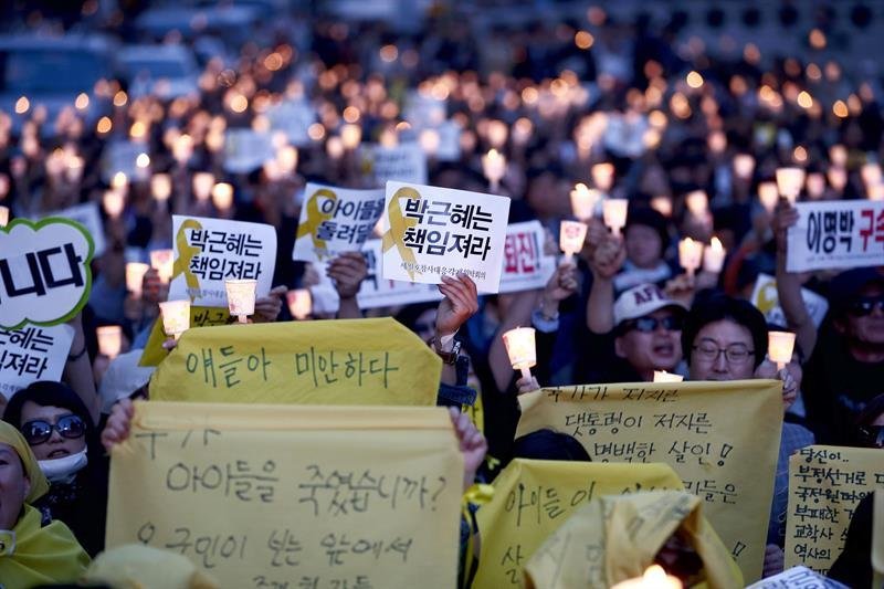 Protesta multitudinaria en contra de la gestión que el Gobierno hizo de la tragedia del ferri surcoreano