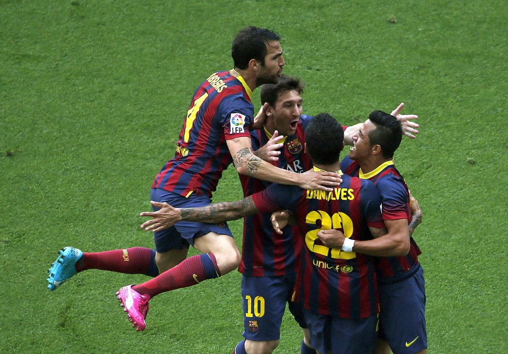 Los jugadores del FC Barcelona celebran el gol marcado por su compañero, el chileno Alexis Alejandro Sánchez, ante el Atlético de Madrid