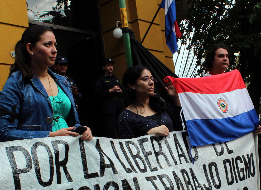 Un grupo de comunicadores de Paraguay protesta frente a la sede del Ministerio del Interior en la capital paraguaya