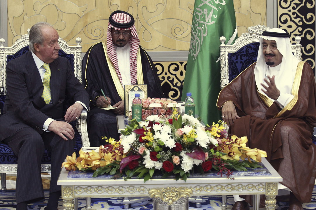 El rey Juan Carlos conversa con Salman bin Abdulaziz al Saud, príncipe heredero y ministro de defensa saudí, a su llegada esta tarde a la ciudad de Yeda