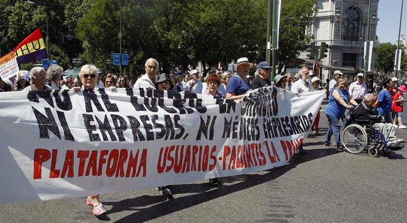 La &#39;marea blanca&#39; de protesta se vuelve a manifestar en defensa del sistema sanitario público en una marcha que pasa por la plaza de Cibeles y finalizará en la Puerta del Sol