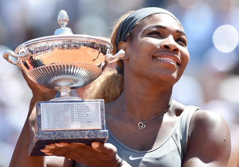Serena Williams sostiene el trofeo