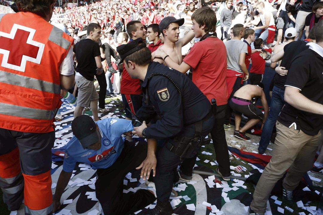 Agentes de la policía, efectivos de Cruz Roja y aficionados del Osasuna en la grada del estadio El Sadar donde se ha registrado una avalancha