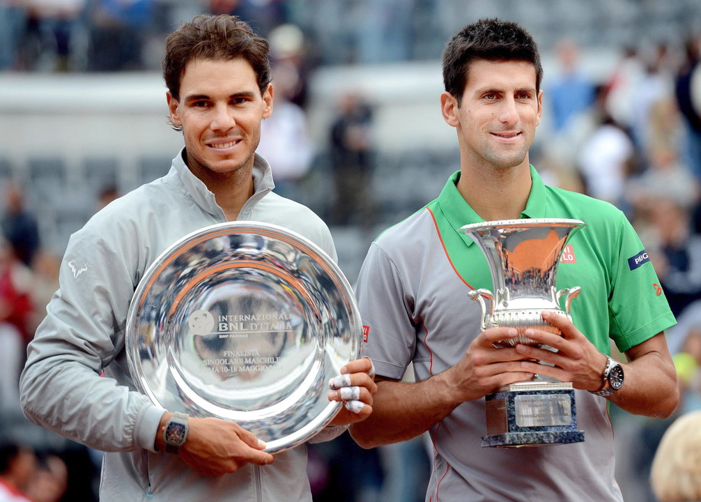 Djokovic y Nadal con sendos trofeos 
