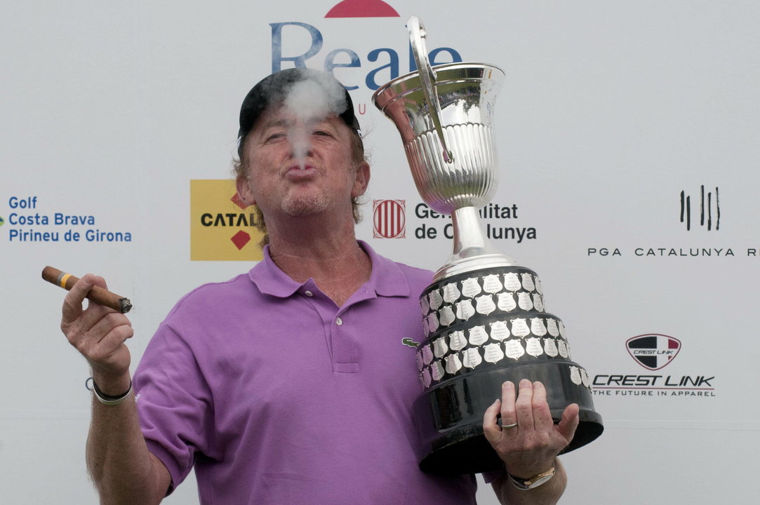 El golfista español Miguel Ángel Jiménez posa fumando un puro con la copa tras proclamarse vencedor hoy del Golf Open de España masculino