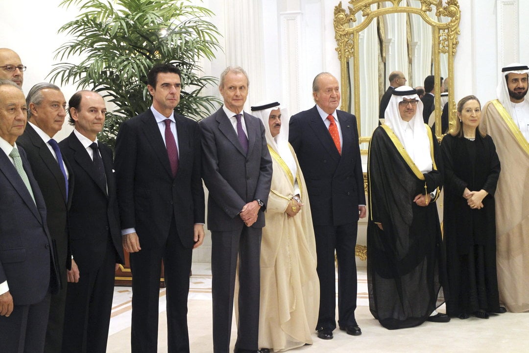 El rey Juan Carlos (4ºd), el ministro de Industria, José Manuel Soria (4ºi), el de Defensa, Pedro Morenés (5ºi), y la ministra de Fomento, Ana Pastor (2ªd), posan junto al presidente de la Saudi Railway Organization (SRO), Mohamed Khaled Al Suwaiket 