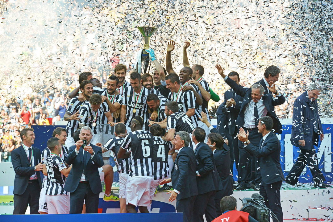 El entrenador del Juventus, Antonio Conte, y los jugadores celebrando el scudetto
