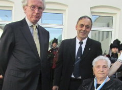Virtudes Montañ, una niña de la guerra de 86 años que llegó a la URSS en 1937, posa junto al embajador de España, José Ignacio Carbajal, y el director de la banda orensana, Xosé Luis Foxo
