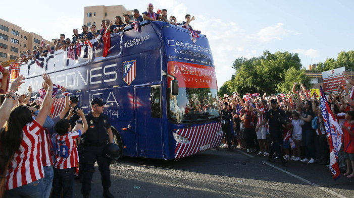Los jugadores del Atlético de Madrid en el autocar que les traslada desde el estadio Vicente Calderón de Madrid hasta la fuente de Neptuno