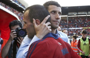 El entrenador del Osasuna, Javi Gracia (d), consuela al capitán, Patxi Puñal (i), al finalizar el partido 