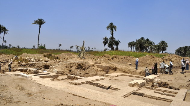Fotografía facilitada por el Ministerio egipcio de Antigüedades del frente oeste de los restos de un templo de la época del rey Ptolomeo II