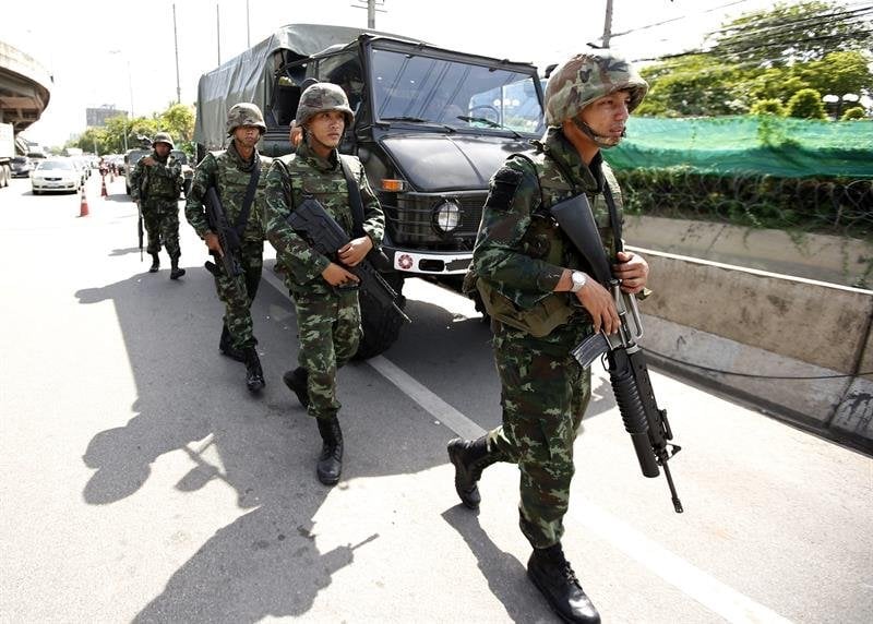 Soldados patrullan las calles de Bangkok tras declarar la ley marcial