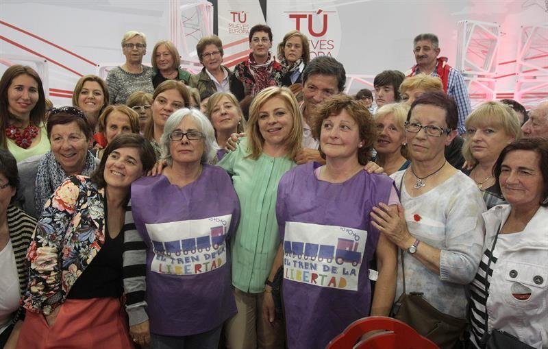 La cabeza de lista del PSOE para el Parlamento europeo, Elena Valenciano (c), posa con el presidente del Principado de Asturias, Javier Fernández, y varias mujeres
