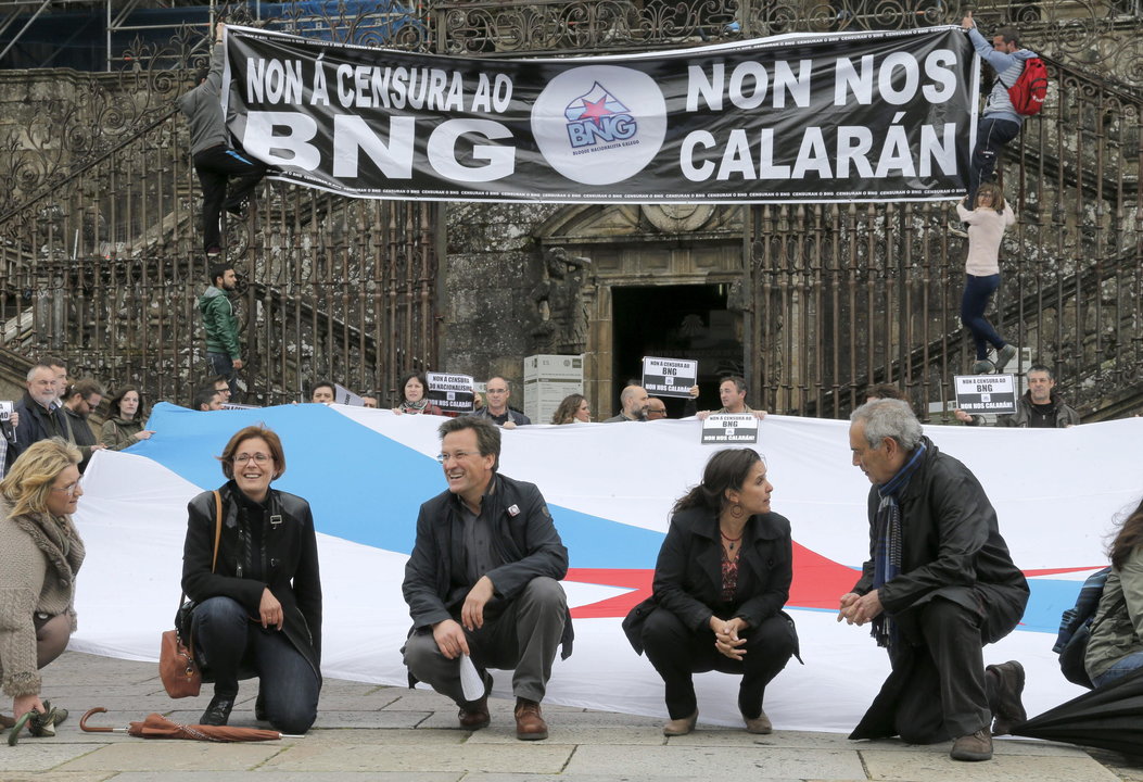 Los dirigentes del BNG, Teresa Paz, Carme Adán, Xavier Vence, Ana Miranda y Camilo Nogeira, junto a militantes y simpatizantes durante la colocación de una gran bandera y una pancarta de protesta ante la catedral