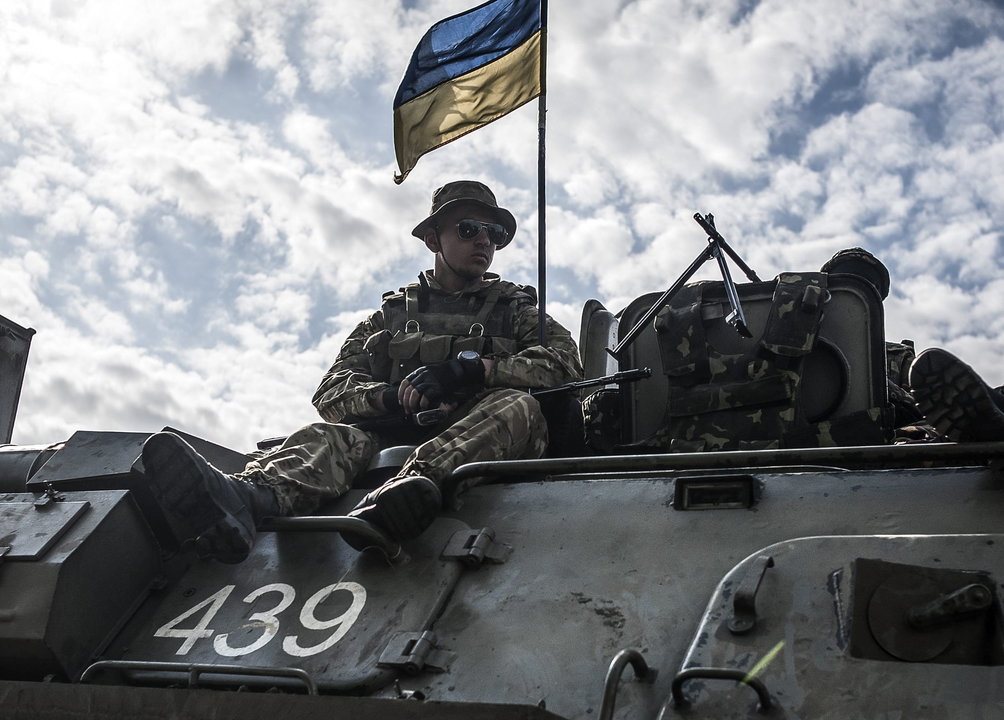 Soldados ucranianos montados en un tanque recorren el pueblo de Volnovakha, cerca de Donetsk