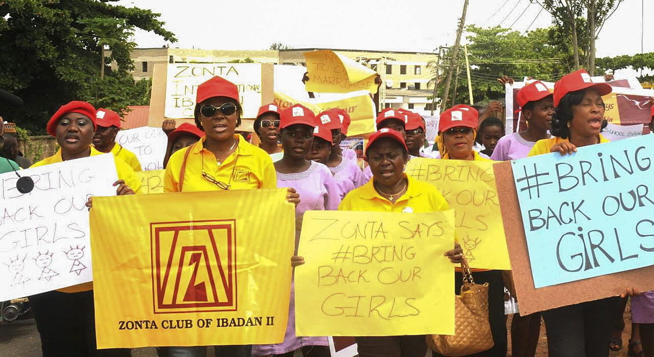 Activistas del Zonta International Club protestan por el fracaso del Gobierno en rescatar a las niñas secuestradas
