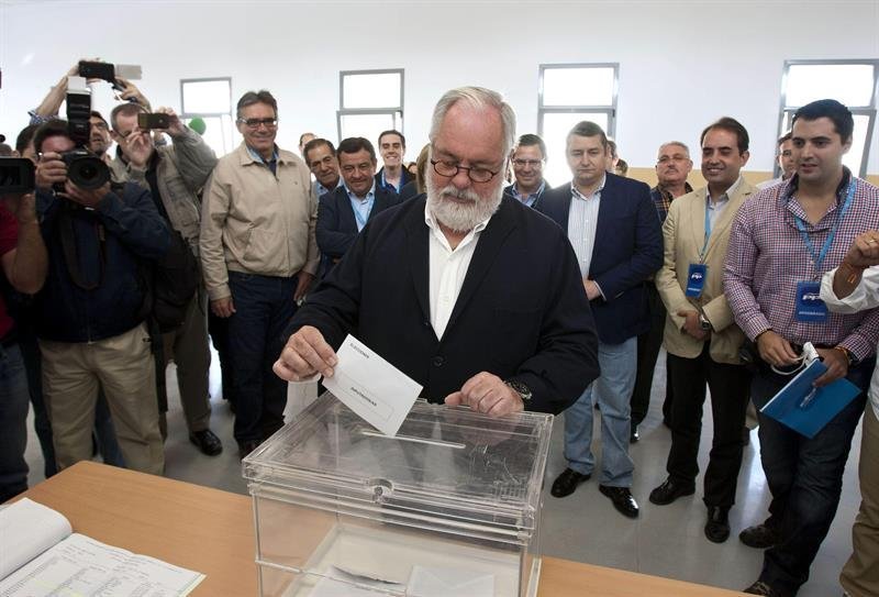 El candidato del PP al Parlamento Europeo, Miguel Arias Cañete, vota en el CEIP Antonio Machado de Jerez de la Frontera