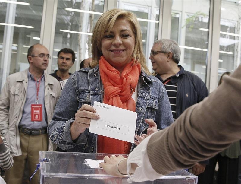 La cabeza de lista del PSOE a las elecciones europeas, Elena Valenciano, ha ejercido su derecho al voto en el Centro de Servicios Sociales de Chamberí en Madrid