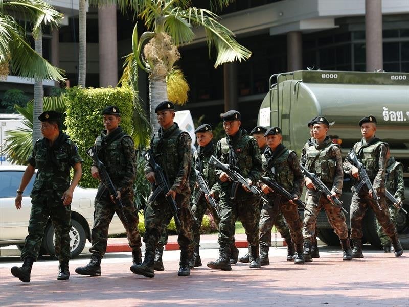 Soldados tailandeses hacen guardia en la sede del Ejército en Bangkok