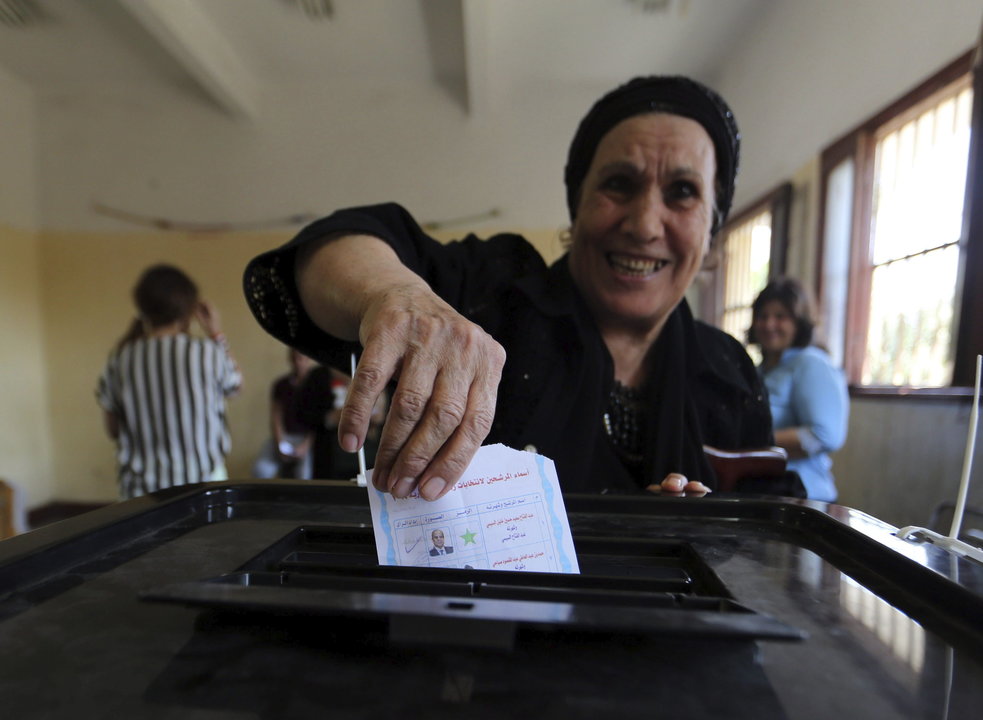 Una mujer ejerce su derecho al voto durante las elecciones presidenciales que se celebraron en el distrito de Heliopolis, en El Cairo